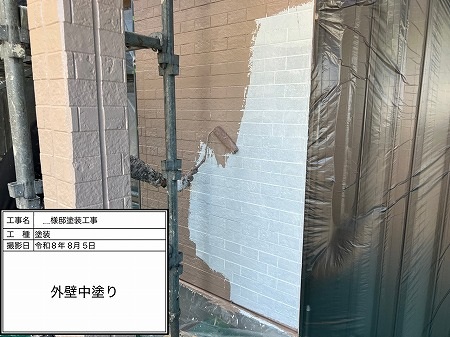 外壁の中塗り作業