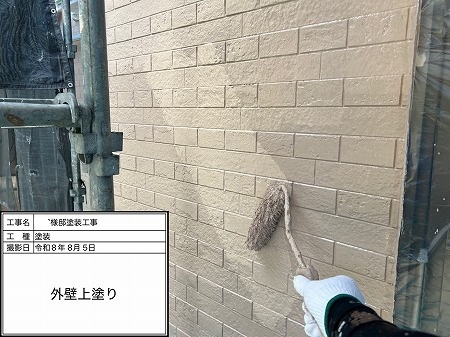 外壁の上塗り作業