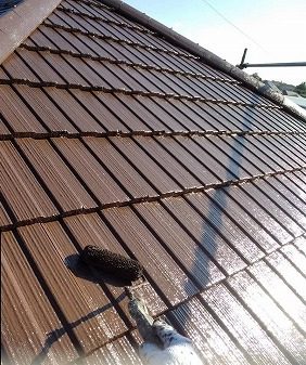 塗装中の屋根表面