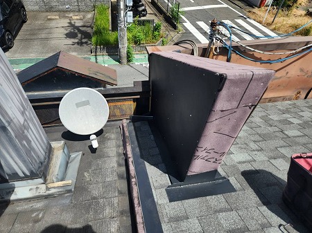 王寺町の店舗屋根改修！劣化が激しいパラペットの板金補強工事