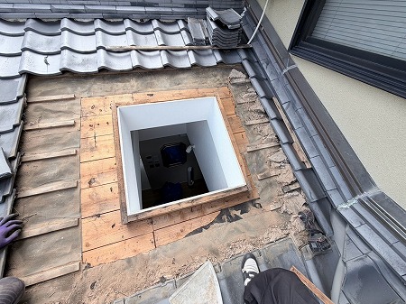 橿原市で廃盤天窓を最新ベルックスへ交換！瓦屋根の雨漏り対策