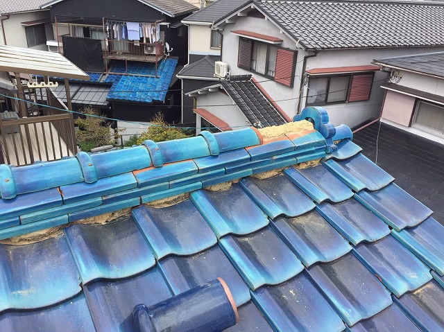 生駒市で青緑和瓦屋根の欠けたりズレたり剥がれた部分の修繕工事