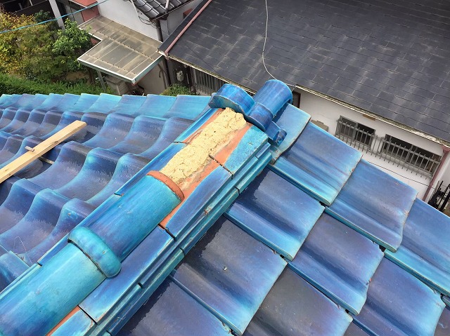 生駒市で築34年の瓦屋根の棟瓦熨斗瓦漆喰劣化で修繕工事を行います