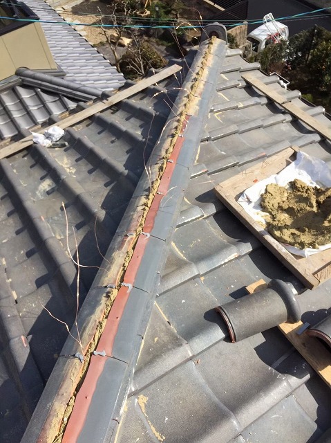 川西町の瓦屋根の棟瓦取り直し工事
