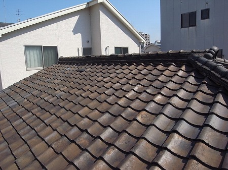 黒ずみが進んだいぶし瓦屋根