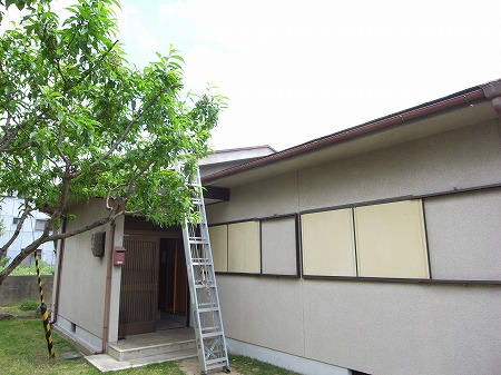 平屋住宅の外観と梯子