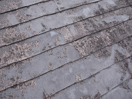 安堵町でカラーベスト屋根点検を実施、再塗装の剥がれと板金部の劣化が見られた平屋屋根の現地調査