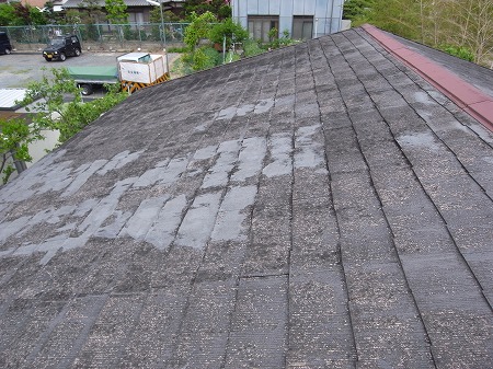 再塗装が剥がれた屋根面