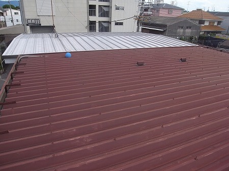 香芝市でハイツの折板屋根点検、色あせと付帯部の劣化を確認した現地調査