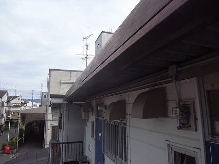 軒先下から見た屋根