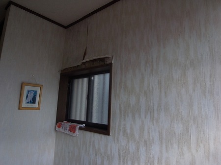 雨漏りでクロスが剥がれている