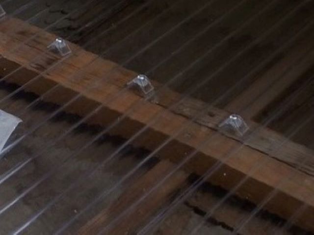 奈良市法蓮町の波板屋根にポリカーポネート製波板を設置、下地が木製の場合の留め具