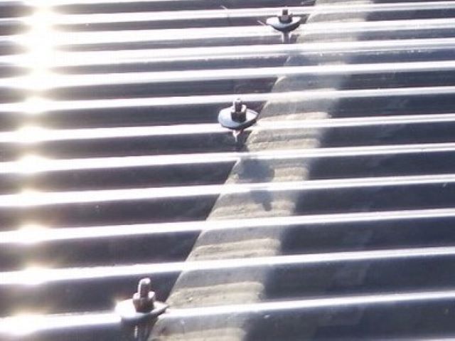 奈良市法蓮町の波板屋根にポリカーポネート製波板を設置、下地が鉄製の場合の留め具