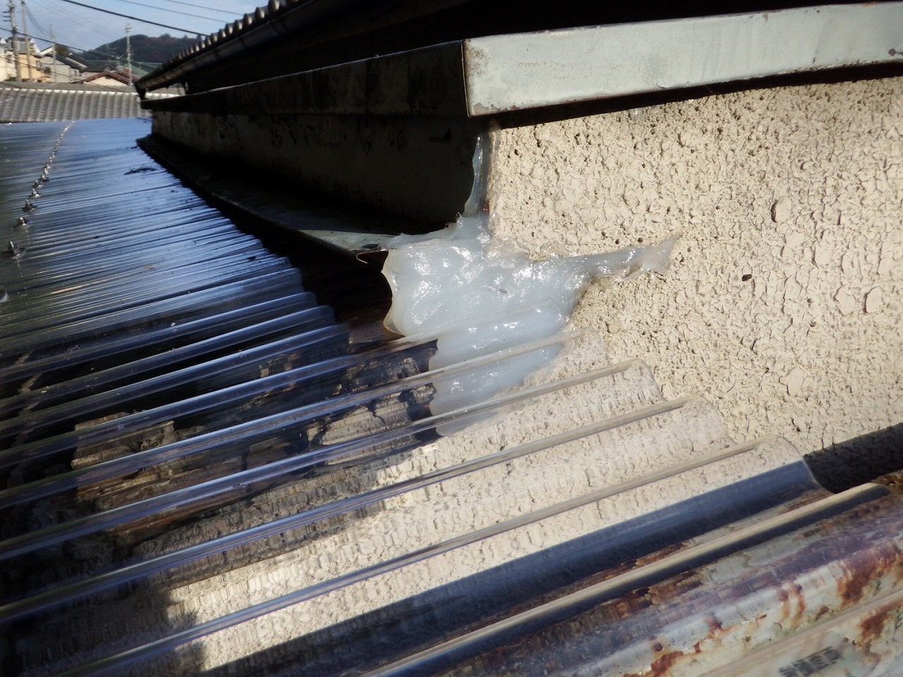 奈良市法蓮町の波板屋根の張り替え、隙間にコーキング