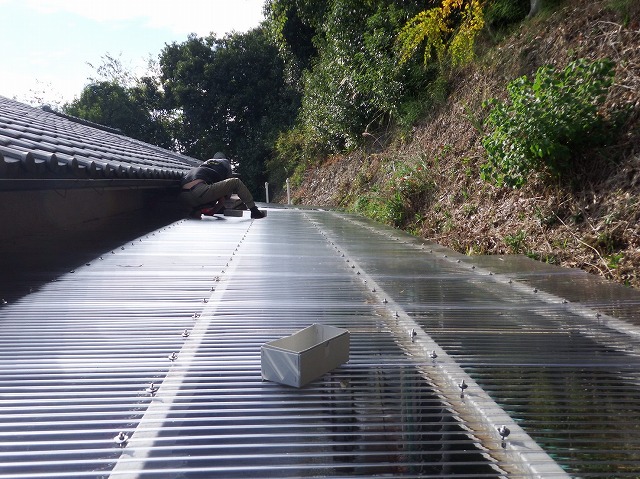 奈良市法蓮町の波板屋根にポリカーポネート製波板を設置