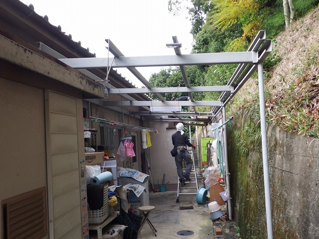 奈良市法蓮町の波板屋根の交換、既存波板の撤去