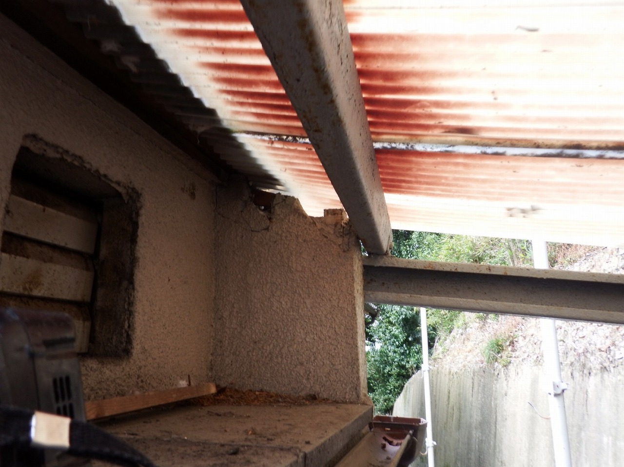 奈良市法蓮町の波板屋根の交換、既存波板の撤去