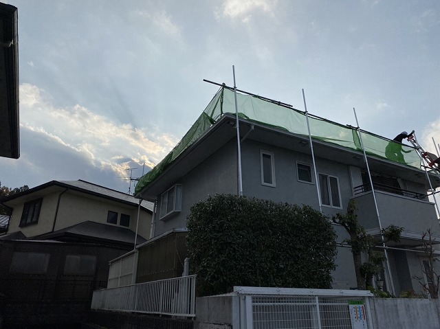 奈良市東登美ケ丘の屋根工事の足場設置、防護ネットの設置