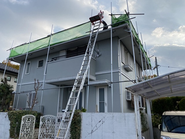 奈良市東登美ケ丘の屋根カバー工法、足場設置