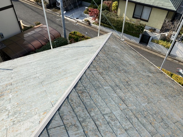奈良市東登美ケ丘の築32年のスレート屋根、棟板金