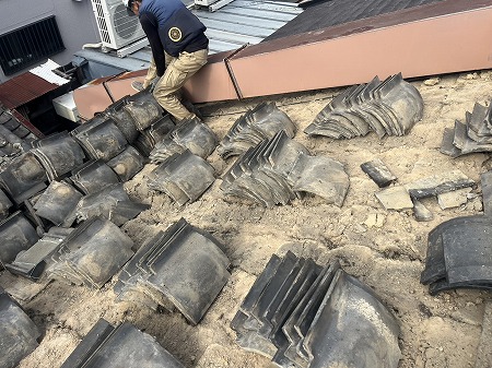 王寺町で連棟店舗の瓦屋根を解体！雨漏り原因の土葺き瓦を撤去