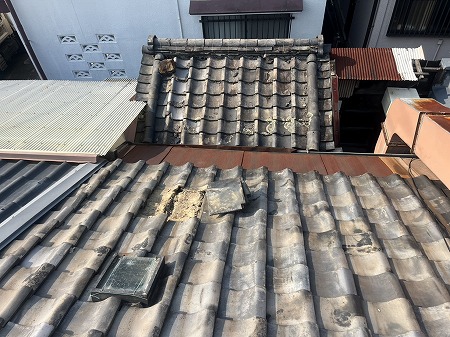 裏側には門のような屋根もあります。