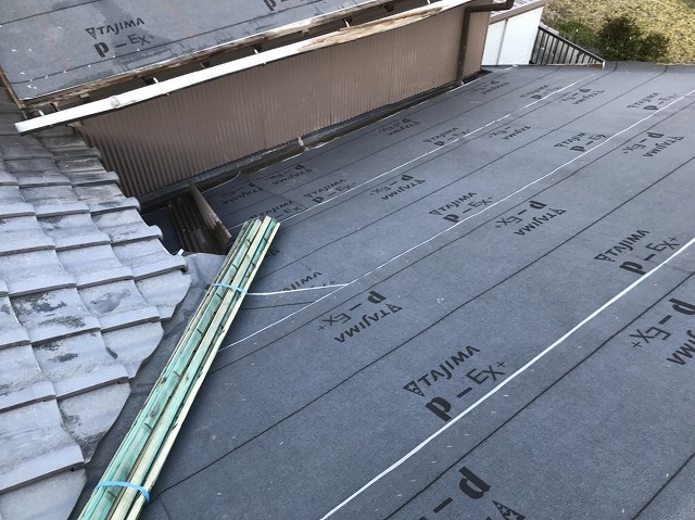 大和郡山市で屋根の防水紙設置