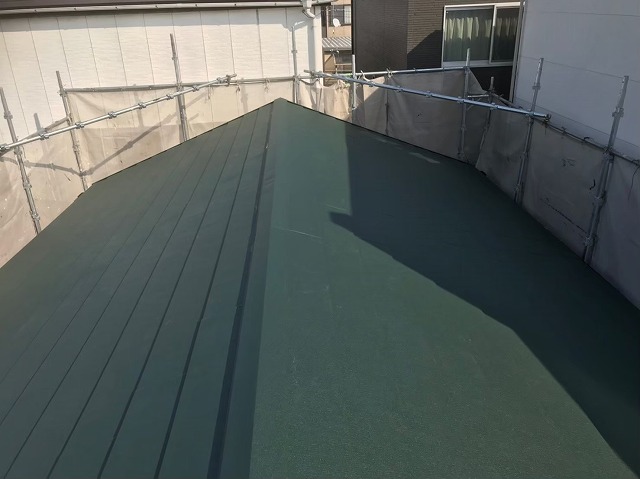 生駒市で葺き替え工事にてスーパーガルテクト屋根完成