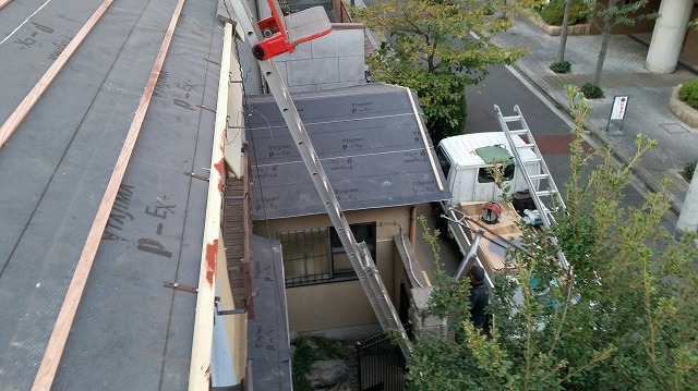 下屋根防水紙設置
