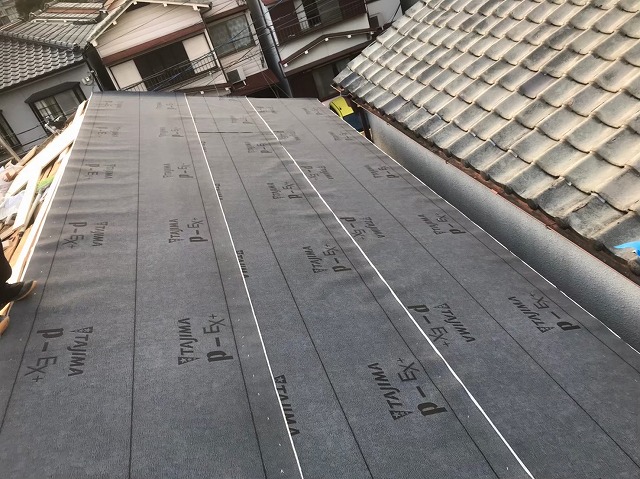 香芝市で切り妻屋根片面の下地完成