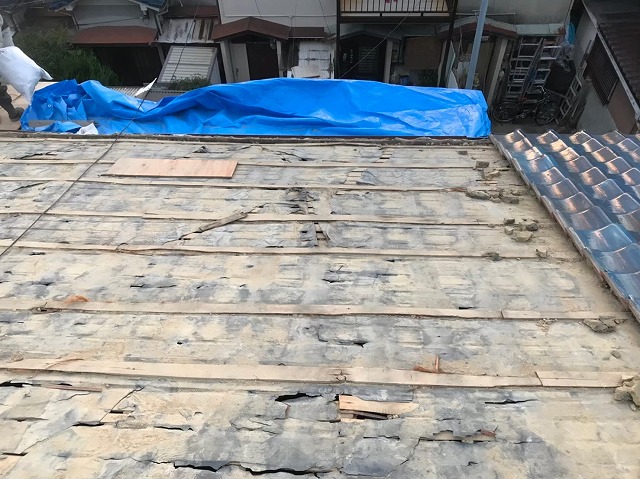奈良市　長屋の釉薬瓦屋根　葺き土撤去