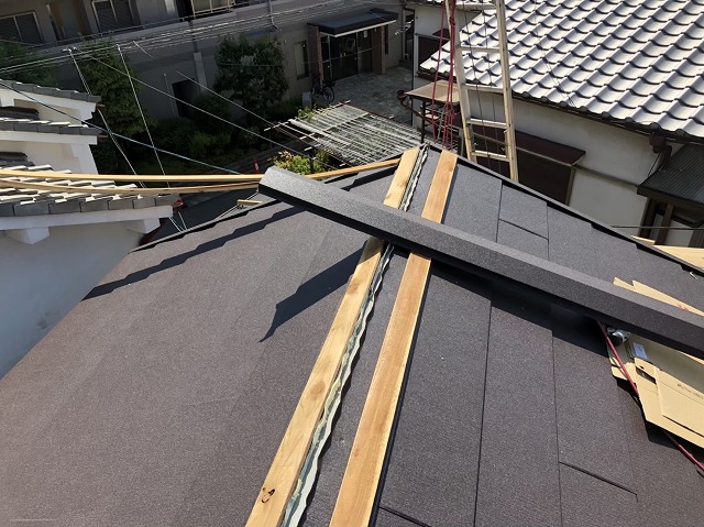 奈良市の棟部にある接合部に貫板と板金設置