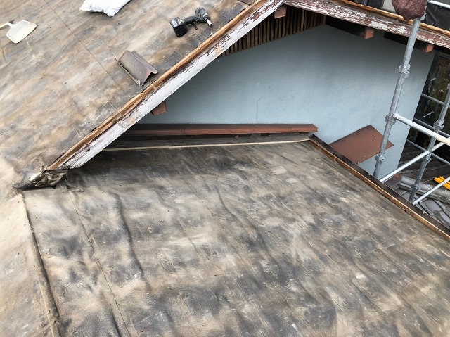 破風板補修前の屋根