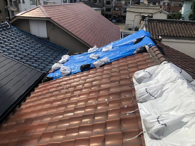 天理市の釉薬瓦の屋根の様子