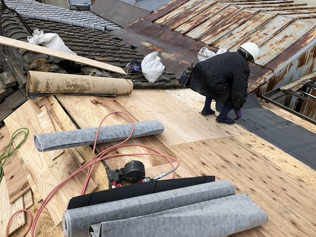 奈良市　雨漏りの和瓦屋根　防水紙貼り