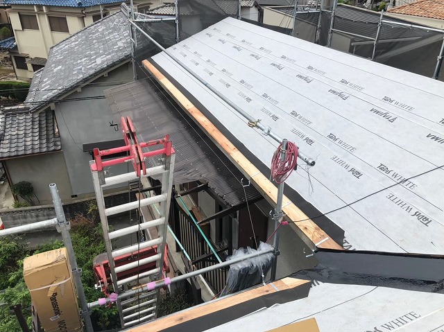 防水紙と棟違いの屋根