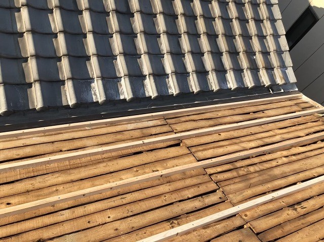 奈良市の屋根工事で不陸調整