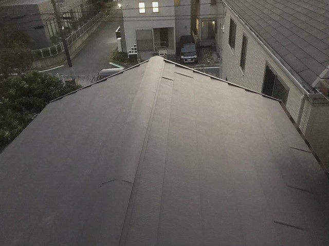 瓦屋根からガルテクトへ葺き替え完了と隣の屋根