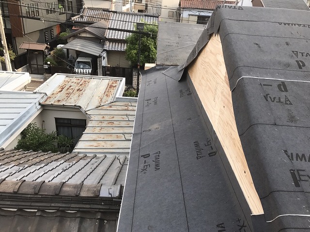 屋根に防水紙を設置