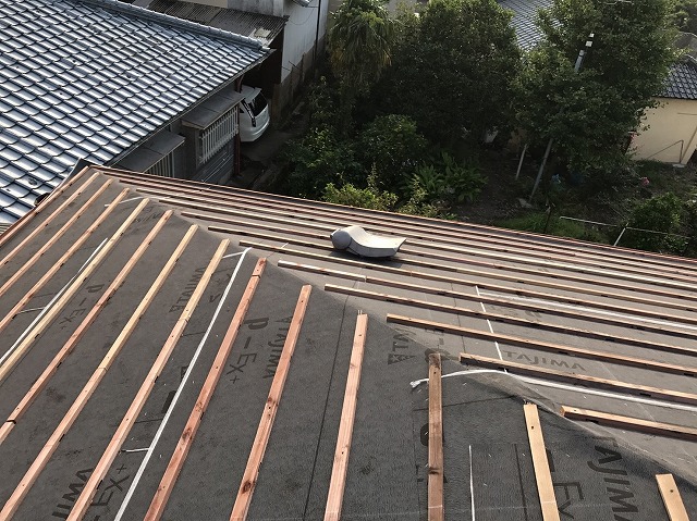 屋根に防水紙と瓦桟を設置