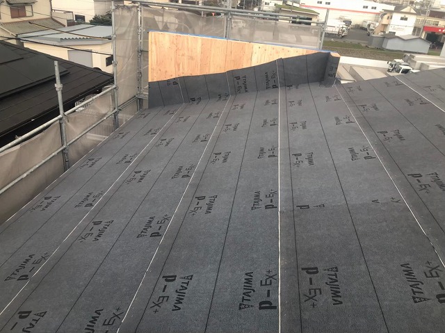 大和郡山市の新築分譲住宅A号地の屋根に防水紙を設置