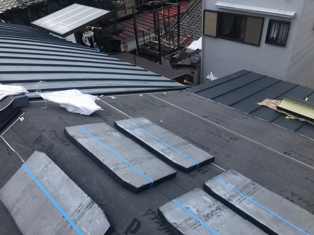 屋根材を設置
