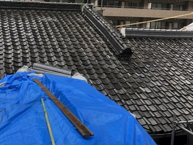 奈良市の瓦屋根の谷樋を雨養生