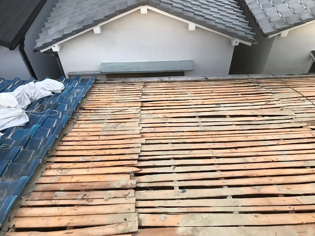 奈良市　長屋の釉薬瓦屋根　バラ板