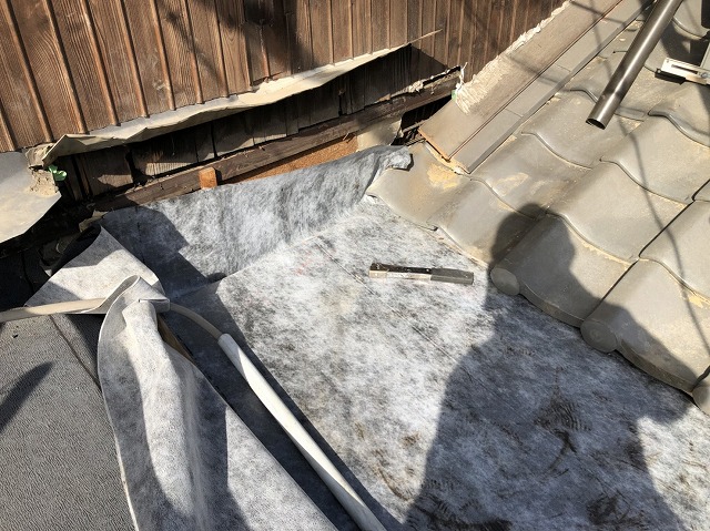 奈良市の下屋根の雨漏り補修で新しい防水紙張り