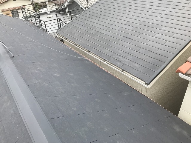 棟カバーを取り付けた屋根