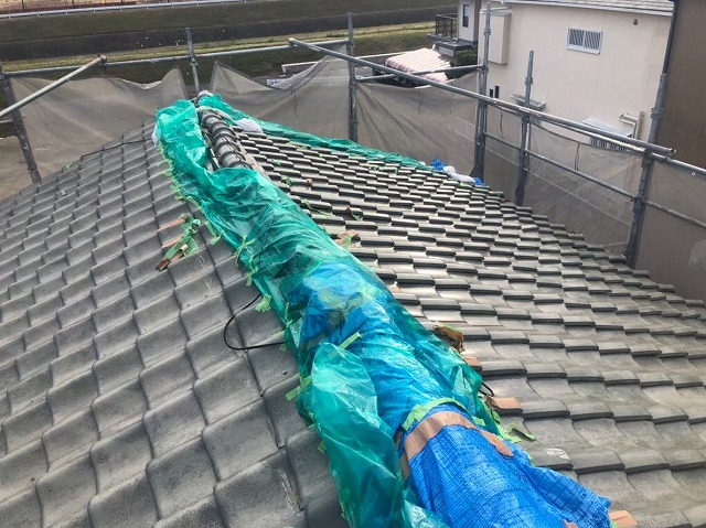 奈良市の台風被害の屋根修理、ブルーシートに覆われた棟瓦