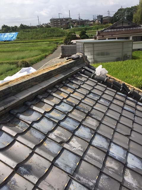 生駒市の台風被害の冠瓦の補修中