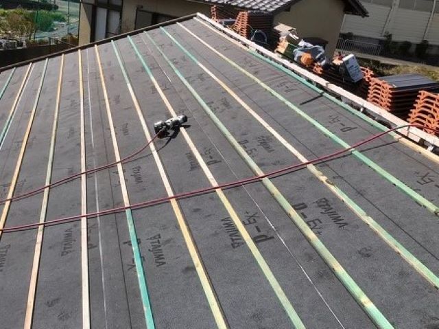 香芝市の平板瓦屋根の屋根下地に防水紙と瓦桟木設置