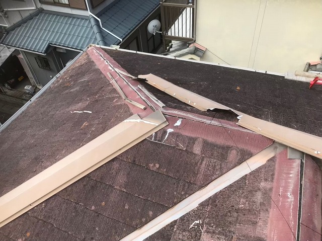田原本町で棟板金が剥がれたカラーベスト屋根